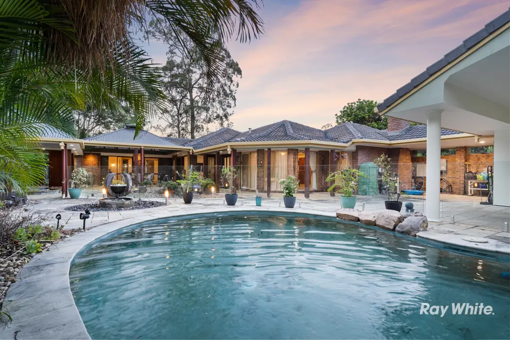 Rochedale South 5Zimmer Sprawling Multi-Dwelling Residence on 1/2 Acre. Resort-Style Pool, Sauna, Spa & Stunning Interiors.