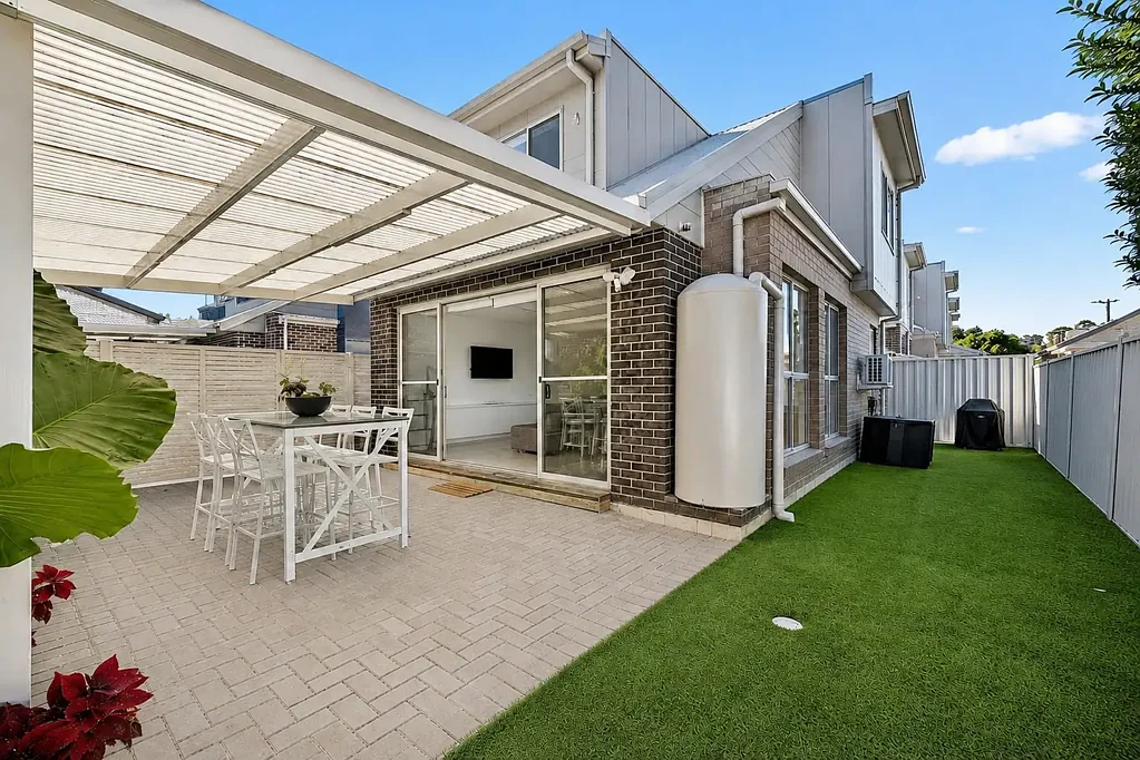 Roselands 2Moenga Freestanding, Light-Filled Townhouse in Boutique Complex