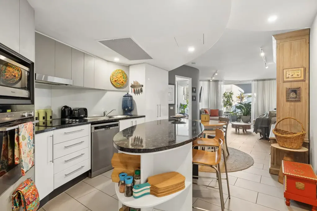 Caloundra 2房  Poolside Living in the Heart of Caloundra