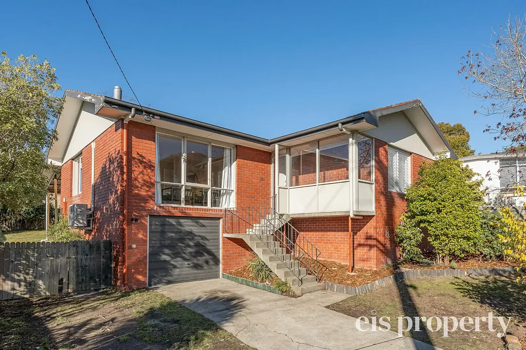 Kingston 3Phòng ngủ Solid Brick Home, prime location & Mountain Views
