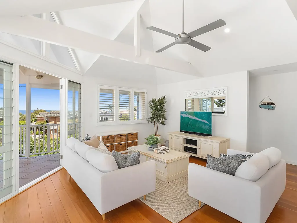 Expansive beach residence in an esteemed Collaroy Plateau locale