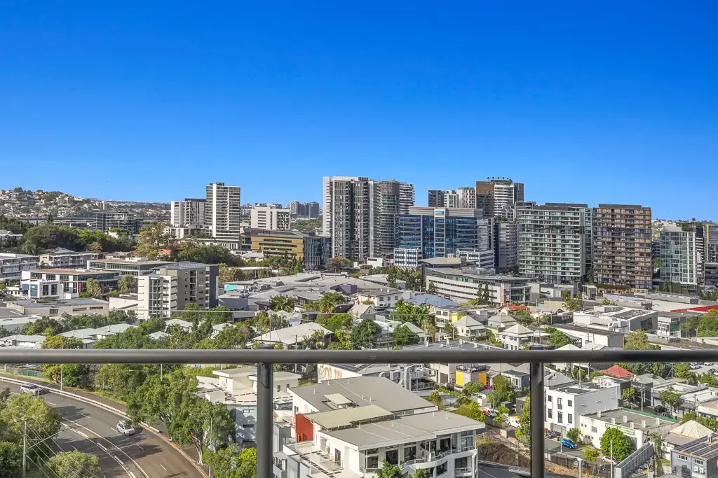 Bowen Hills 1房 内城区黄金地段 63平米精致空间 石材岛台厨房 主卧带步入式衣帽间 设施齐全健身房 Executive City Fringe Apartment with Sweeping Skyline Views