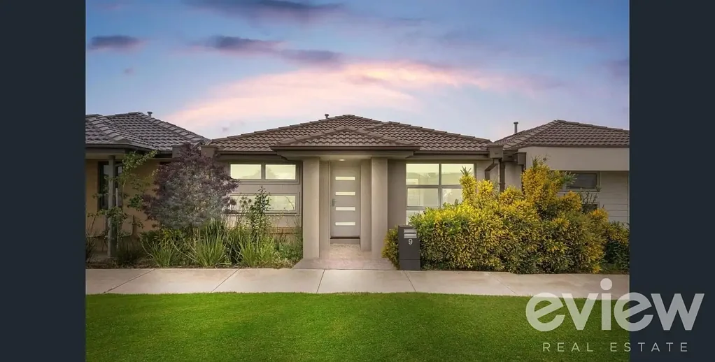 Modern Family Home in Jubilee!
