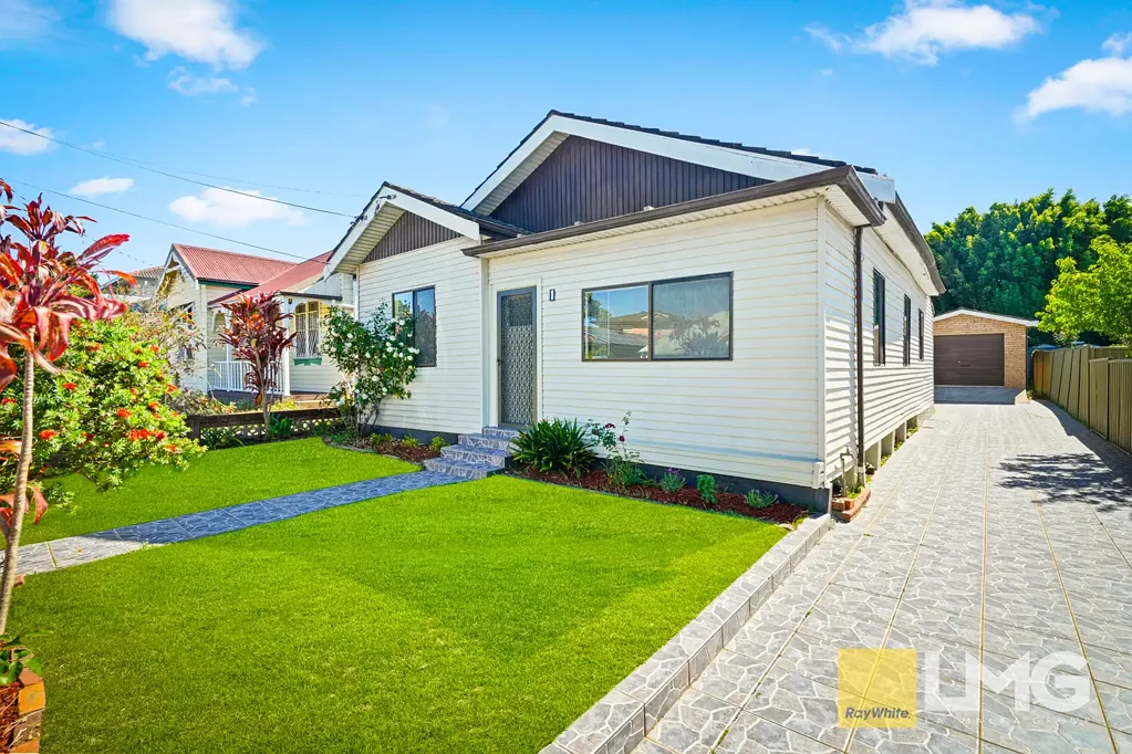 Lidcombe 4房 宽敞573平米地块 适合联排别墅开发 高挑空采光充足 原木地板焕新厨卫 空间宽敞实用 背靠 Lidcombe 火车站 学校公园 Family Home in a Prime Lidcombe Location