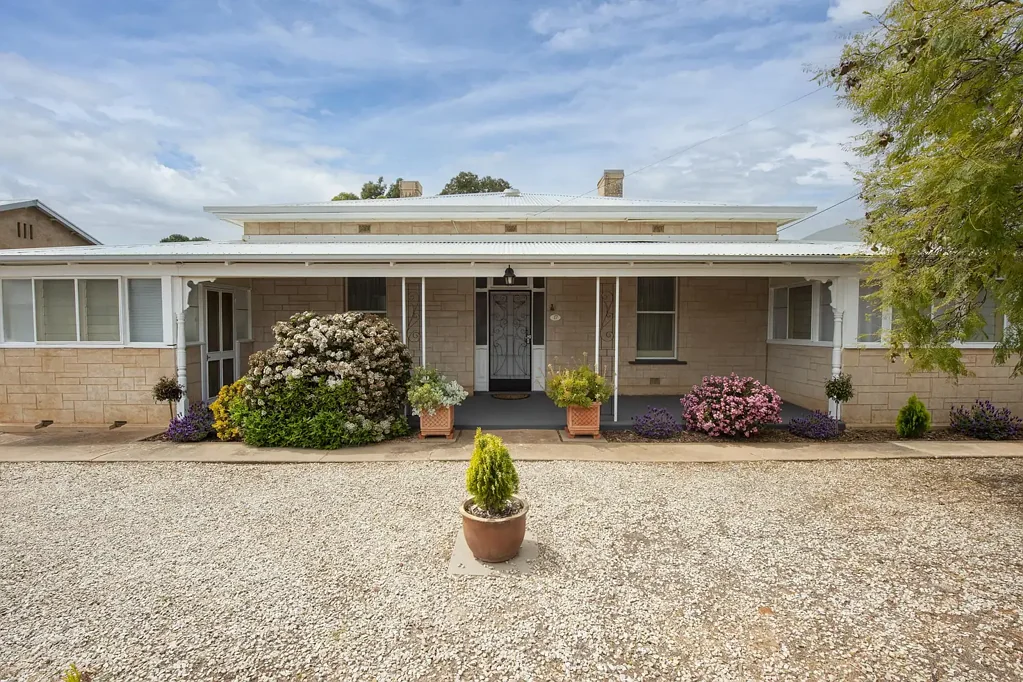 17 Sixth St, Gladstone, SA 5473