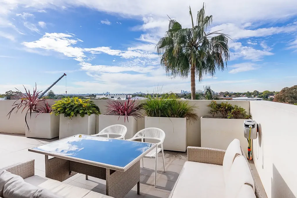 Burwood 2ਬੈੱਡਰੂਮ Spacious Near New Apartment Above Burwood Metro - City Views & Prime Convenience