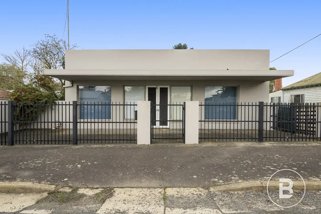 Golden Point 2Moenga EXCEPTIONAL OPPORTUNITY FOR TRADIES, CAR LOVERS & HOBBYISTS