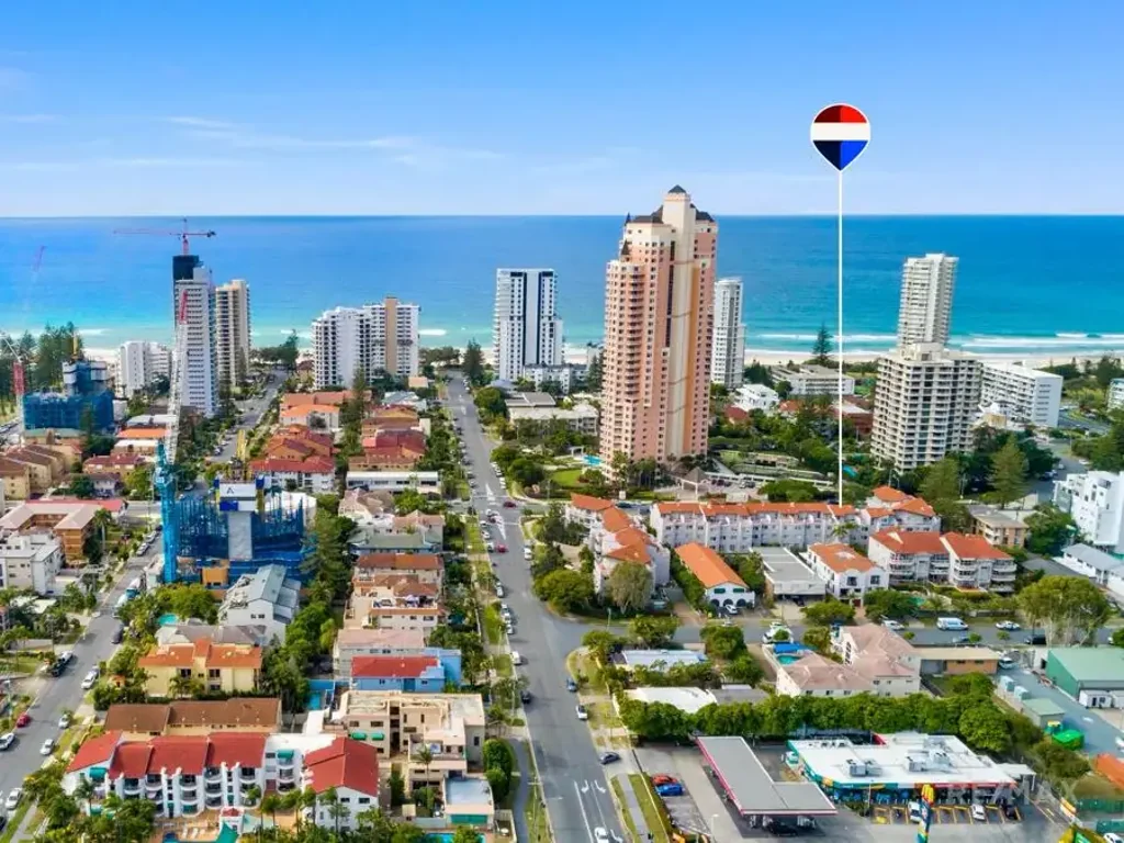 UNFURNISHED - WALK TO THE BEACH, CAFES, RESTAURANTS, G - LINK.