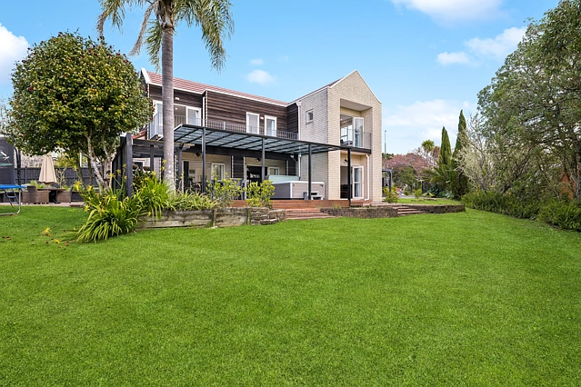 16 Almond Grove, Greenhithe, North Shore City