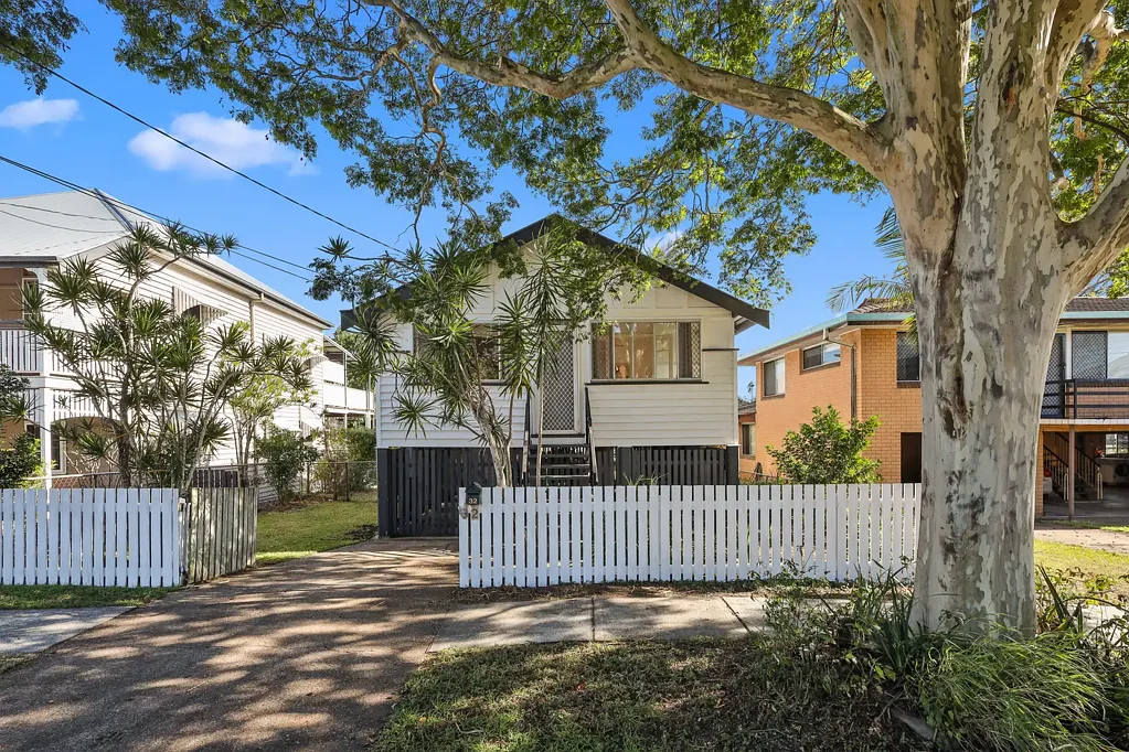Coorparoo 2 Bedroom Parkland is your back neighbour