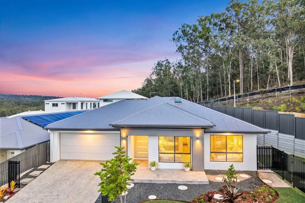 Spring Mountain 5Zimmer Elevated Family Living with Space, Privacy and Side Access