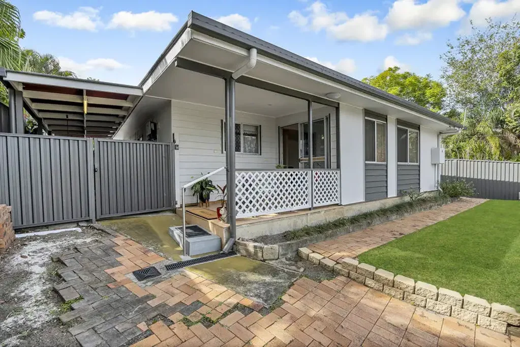 North Ipswich 3房 943m2免洪土地 步行即达学校购物 太阳能供电系统 双车位带电源工作室 私密围栏庭院 Take a Walk!