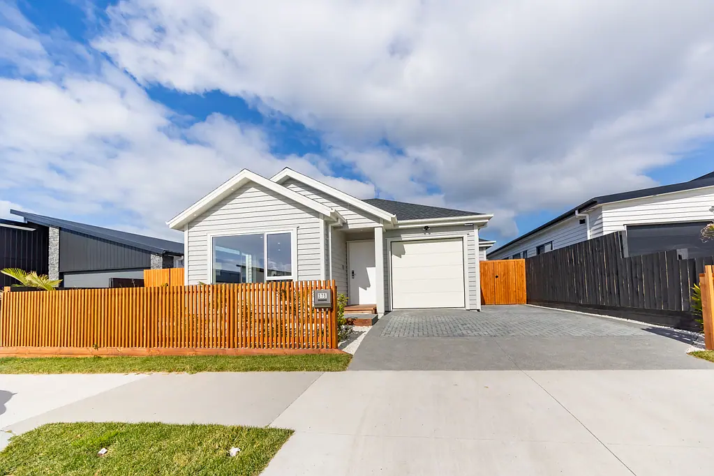 Wainui 4 Bedroom LUXURY HOME with Granny Potential