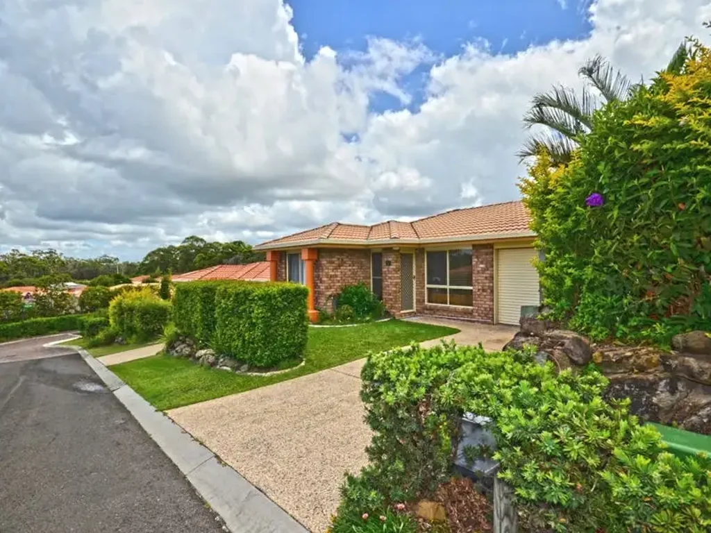 3 Bedroom free-standing home in quiet complex