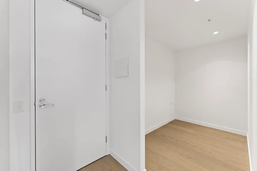 Modern & Brand New 1-Bedroom Apartment with Study