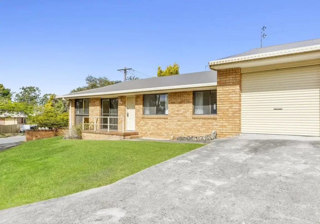 THREE BEDROOM DUPLEX - WALKING DISTANCE TO LOCAL CAFES AND SHOPS