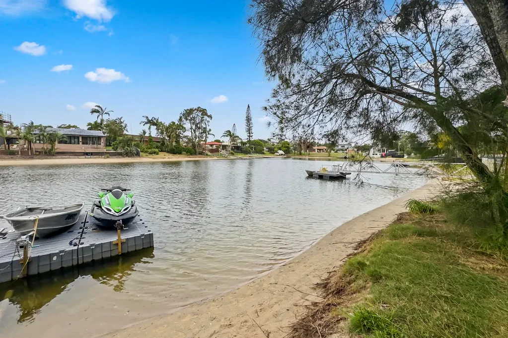 Mermaid Waters 3房  Onsite Management Rights Business with Manager's Residence for Sale in Mermaid Waters