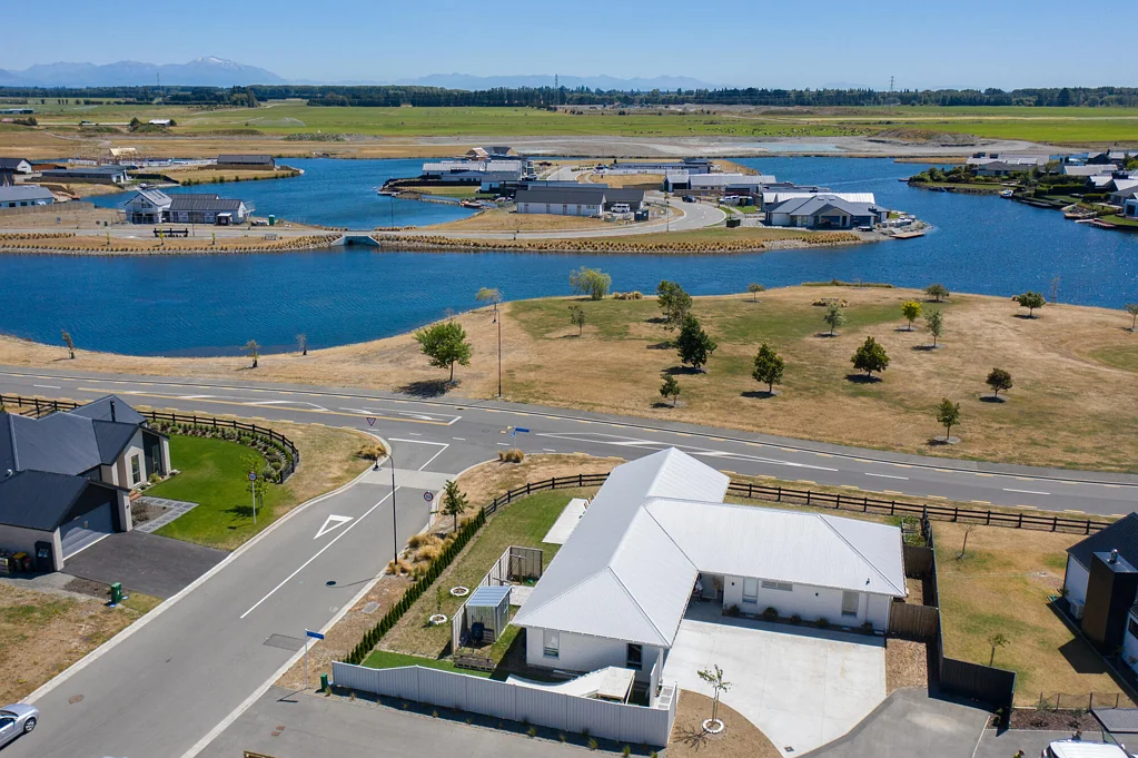 Huntingdon 3Moenga Lake Hood Fabulous Living
