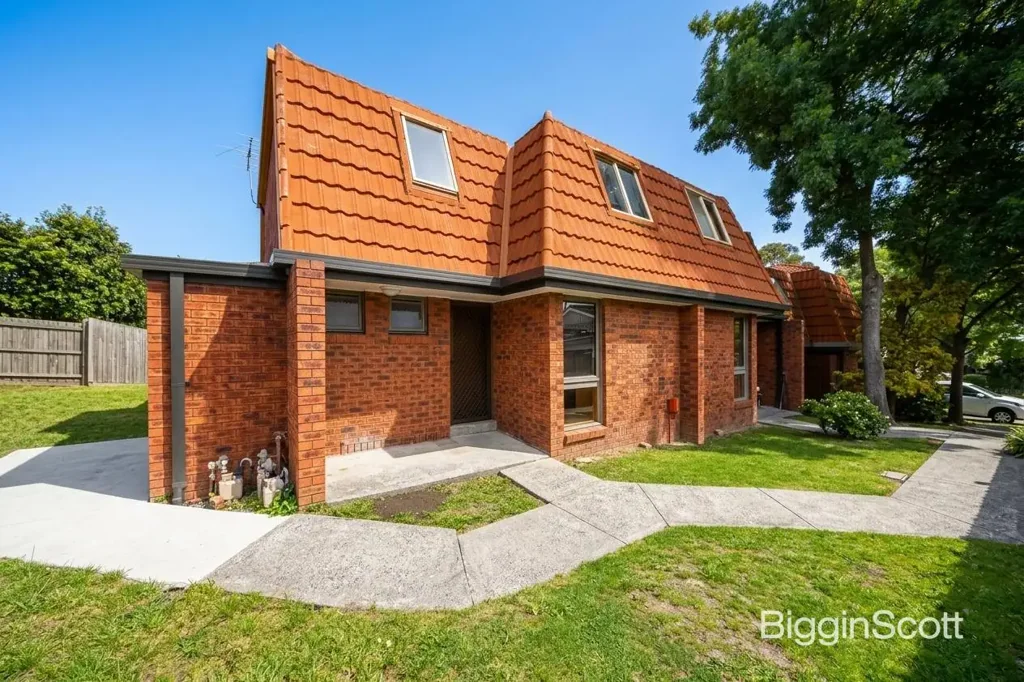 Cosy & Convenient 2-Bedroom Townhouse in Prime Box Hill Location