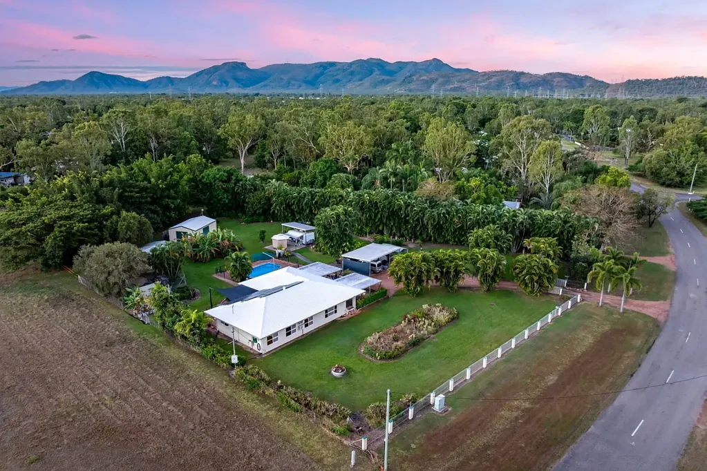 Kelso 4ห้องนอน YOUR ACREAGE ESCAPE AWAITS – RESORT STYLE LIVING IN KELSO'S PREMIER ESTATE