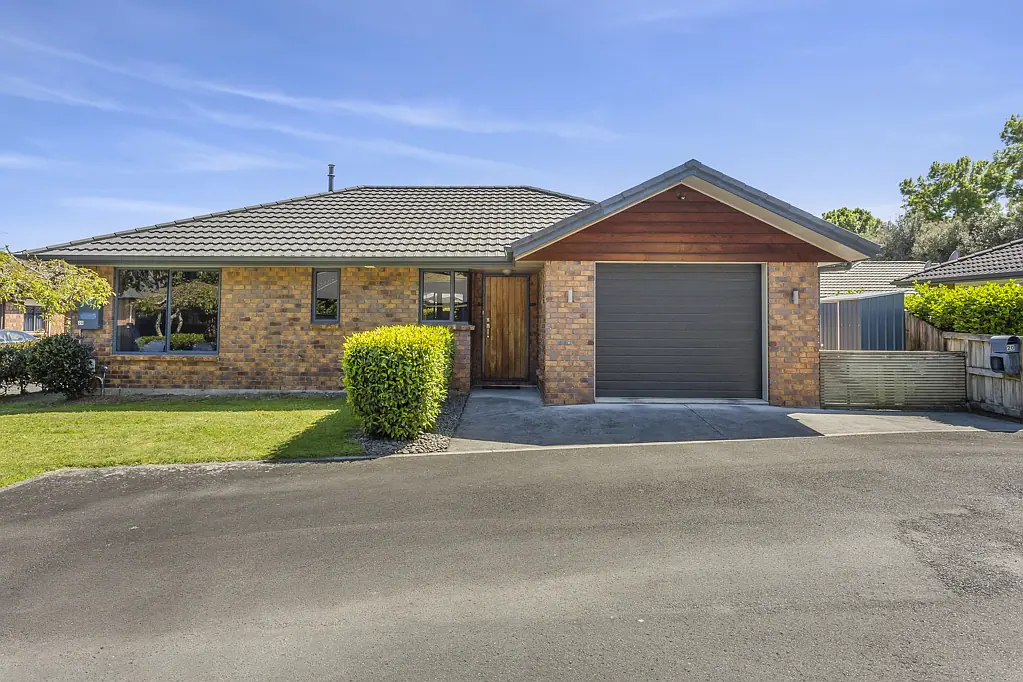 Cambridge 2 Slaapkamer Low maintenance and seriously selling!