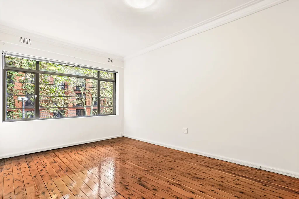 Top-Floor oversized apartment in village heart