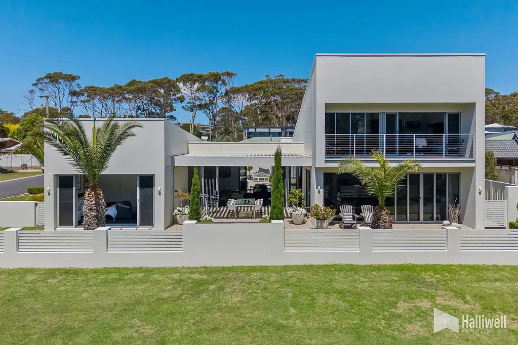 Devonport 4Zimmer A Coastal Entertainers Dream in Sought-After Coles Beach, Devonport!