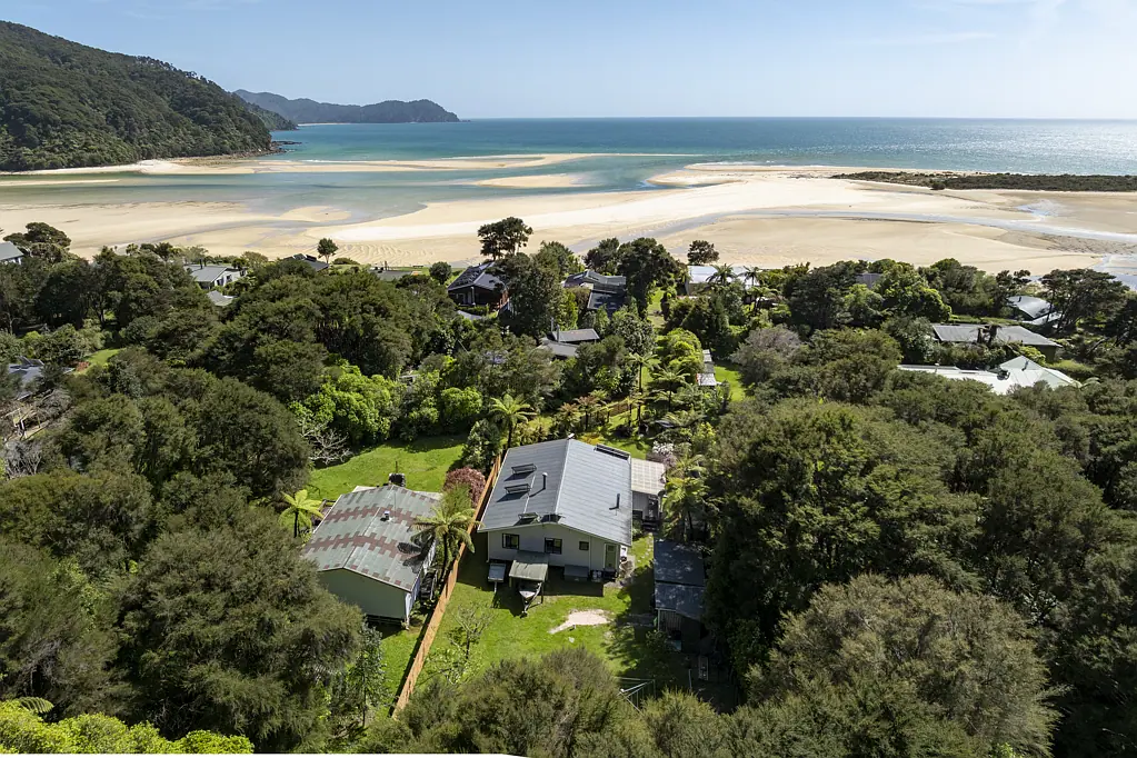 Abel Tasman Awaroa Inlet - Vendor on the Move!