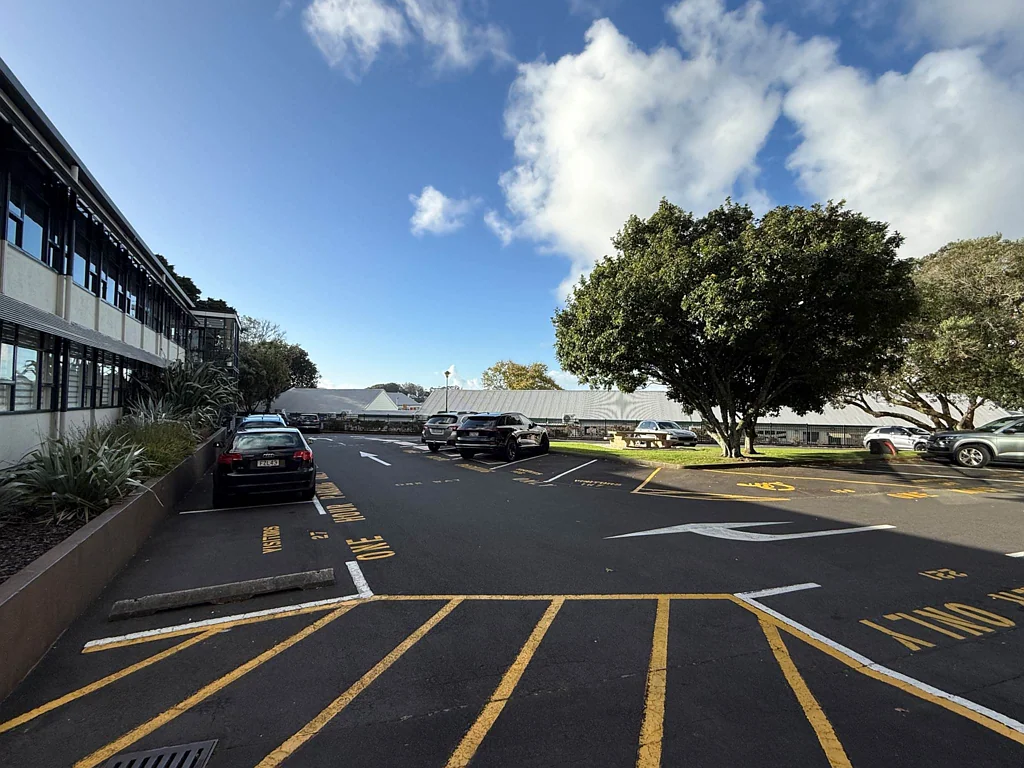 Newmarket TIDY CENTRAL OFFICE WITH PARKING