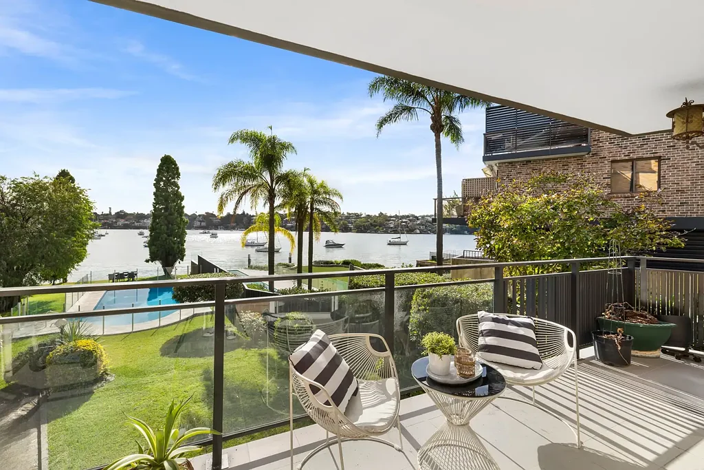 Drummoyne 4침실 Spacious 4-Bedroom Apartment in an exclusive Waterside Enclave