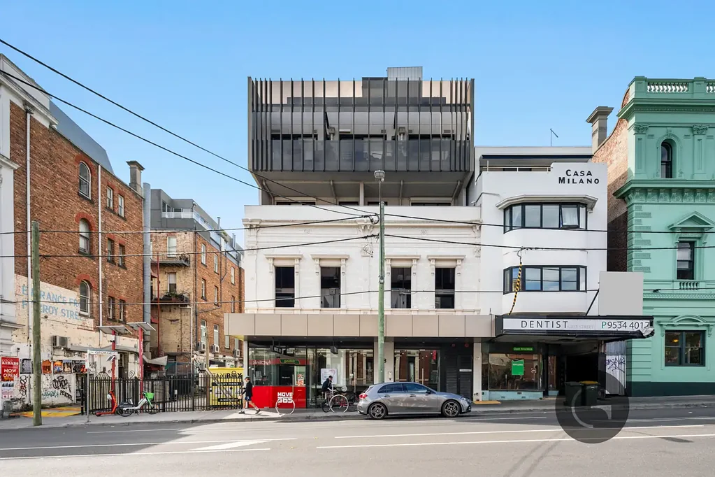 St Kilda 1房 市中心生活绝佳 一室一卫一车位 现代厨房集成电器 开放式起居用餐 宽敞露台融合室外 储物车位全屋木地板 分体冷暖共享屋顶露台 步行St Kilda Albert Park Lake Showcasing Modern and Chic Living