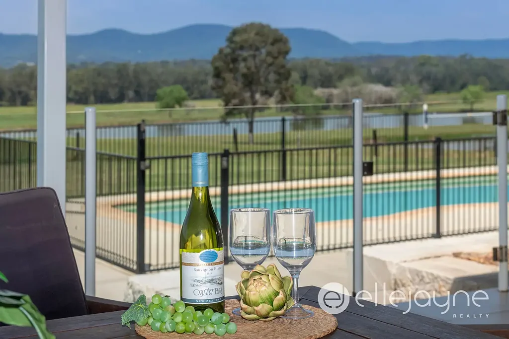 Quorrobolong 5房  ELEVATED 22 ACRES OF ARABLE LAND WITH BRILLIANT HOME, POOL, SHEDDING AND QUALITY FENCING - QUORROBOLONG