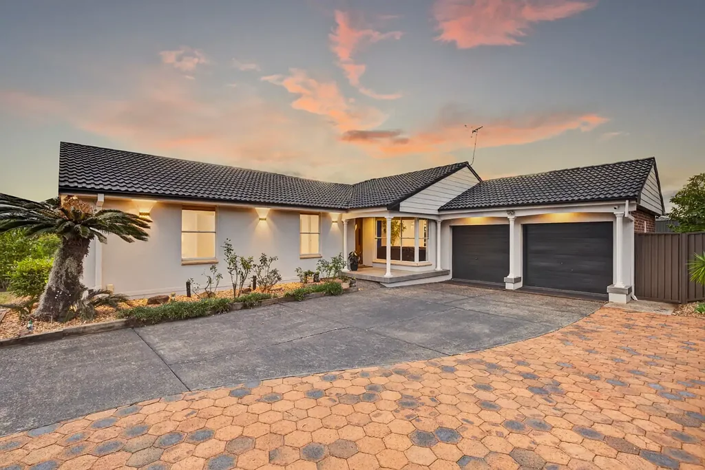 Baulkham Hills 4Zimmer Spacious Updated Family Home in Jasper Road School Catchment