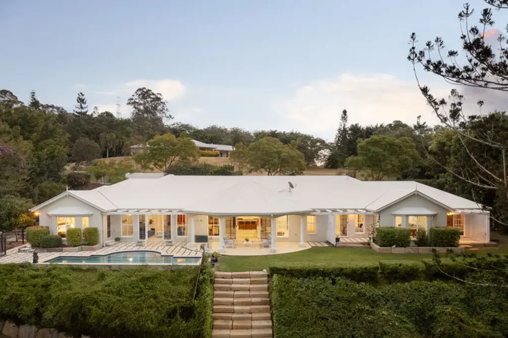 Brookfield 4બેડરૂમ Refined Family Sanctuary on 2.5 Acres in Exclusive Brookfield Enclave