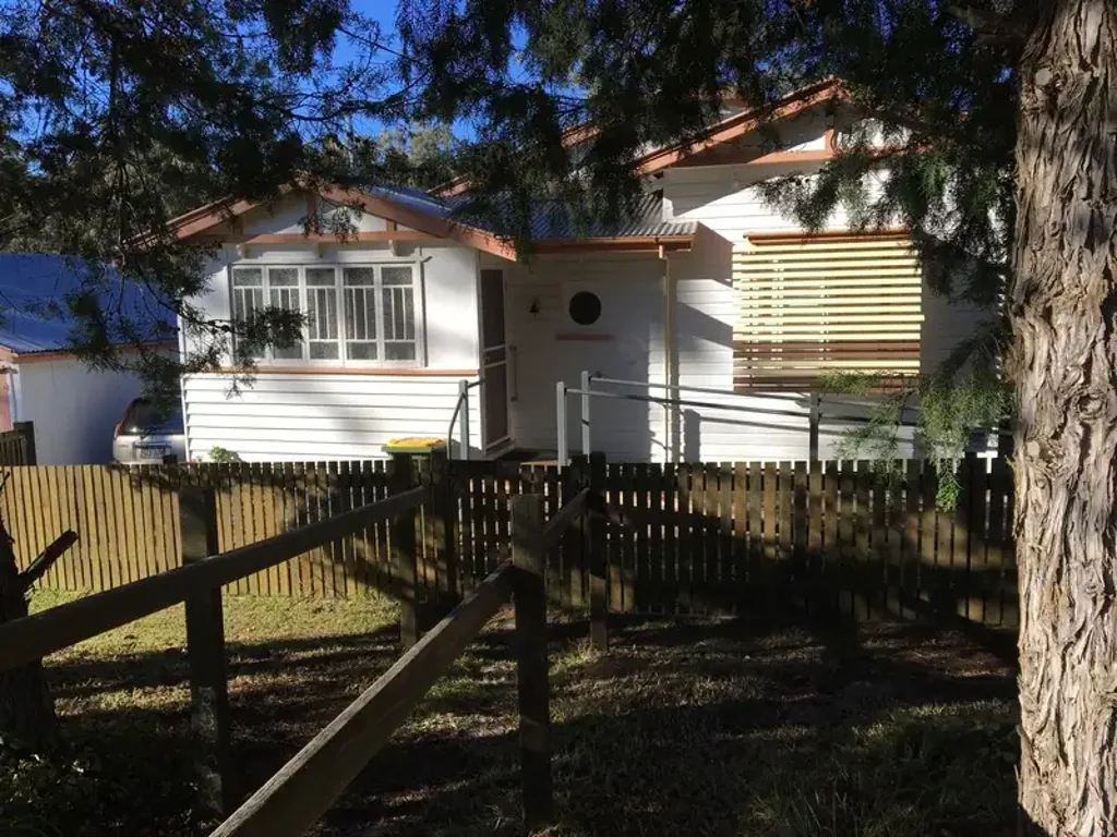3 bedroom family home in the heart of Crow's Nest