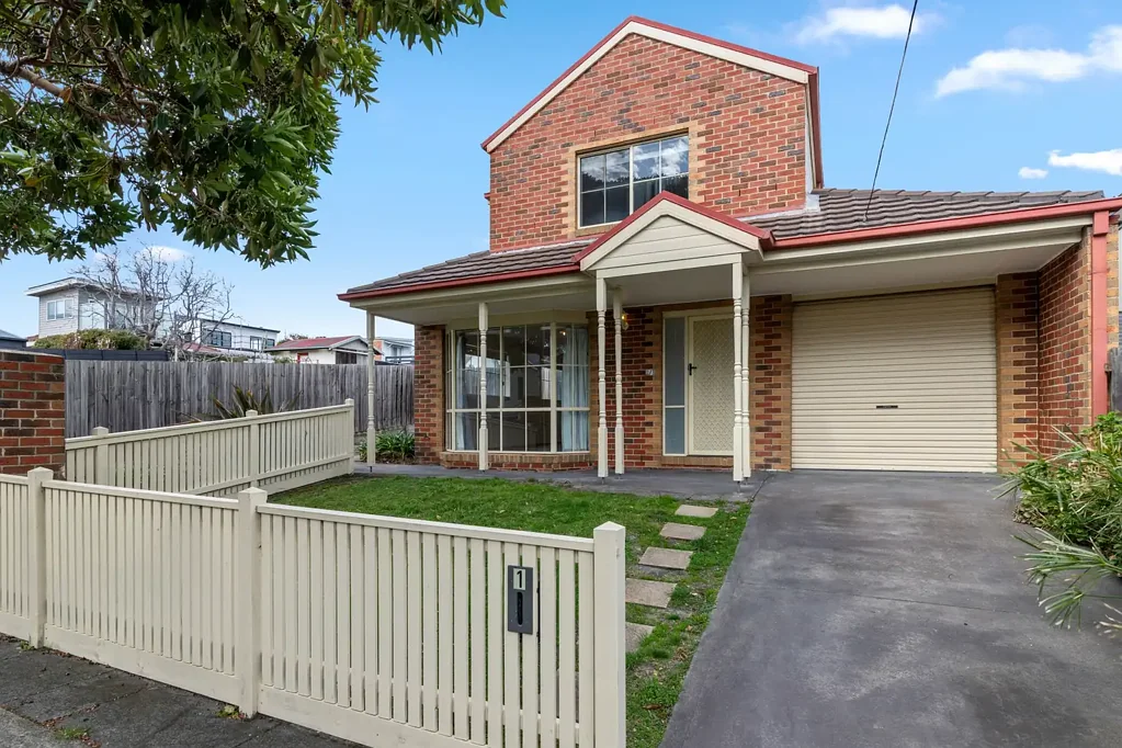 STUNNING TOWNHOUSE IN FRANKSTON HIGH SCHOOL ZONE!