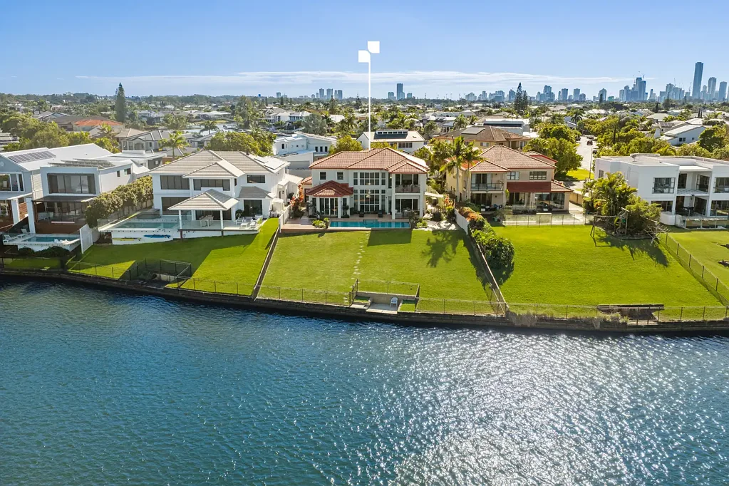 Benowa 5房  A Grand Waterfront Residence of Timeless Elegance