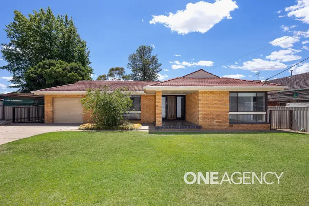 15 JACARANDA DRIVE, Lake Albert, NSW 2650