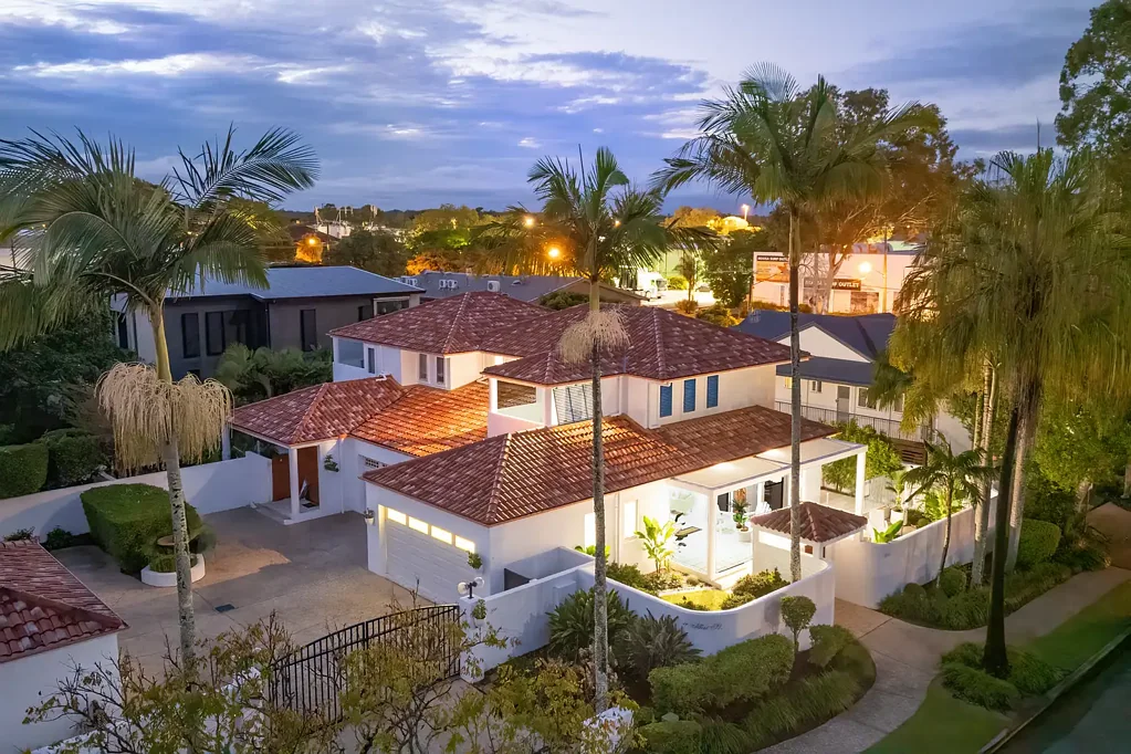 Noosaville 4房  Modern Coastal Elegance Just 200 Metres to Noosa River