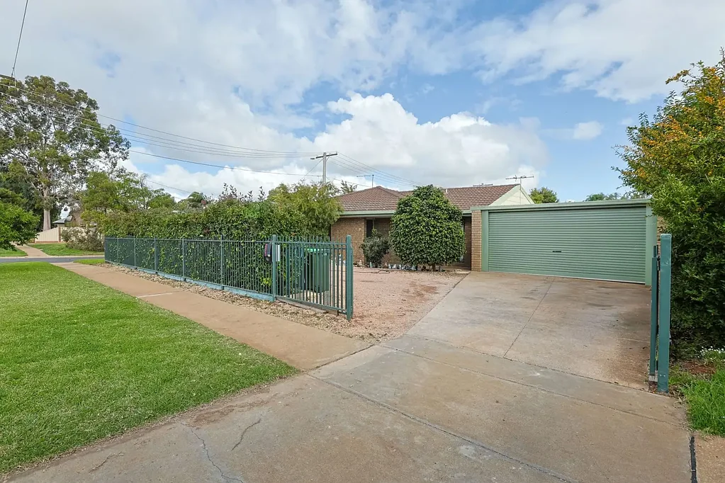 Mildura 3ห้องนอน SOLID BRICK HOME WITH SHED