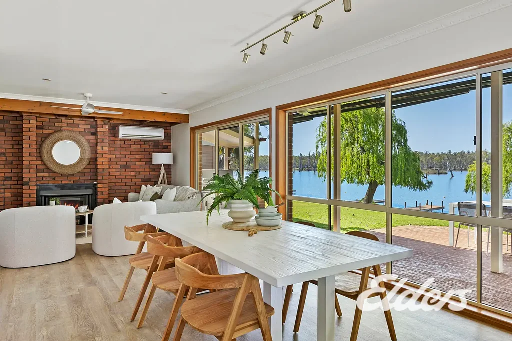 Bundalong 6房  Exclusively Located Double-Storey Waterfront Residence in Bundalong-The Ultimate Water Sports Haven.