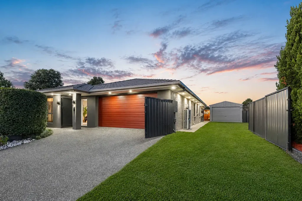 Burpengary 5침실 BEAUTIFUL FAMILY HOME WITH THE MOST UNIQUE OUTDOOR AREA!!