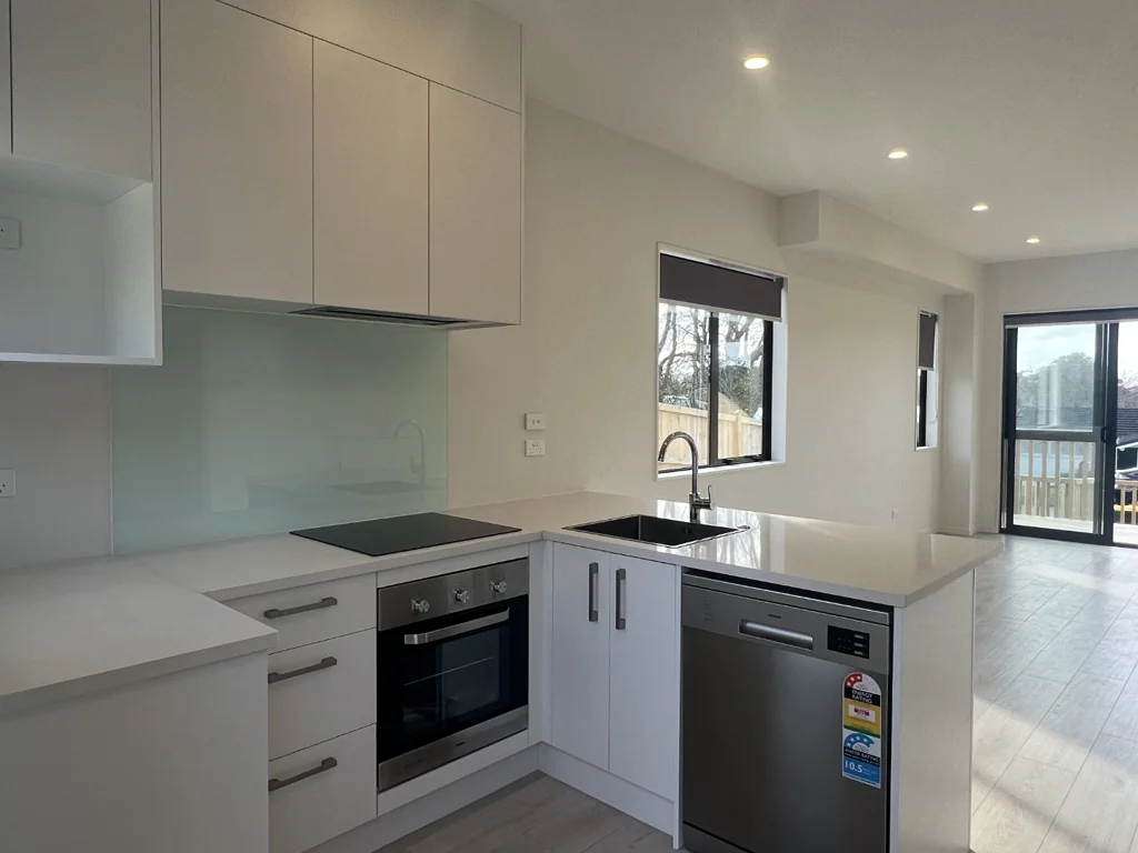 Te Atatu Peninsula, Near New 2 bedrooms plu study