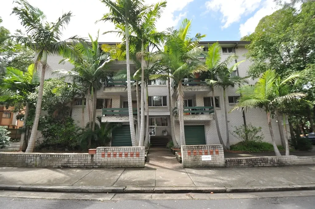 Strathfield 2部屋 Top floor corner apartment with leafy views | 400m's from Strathfield Station | North-East Aspect