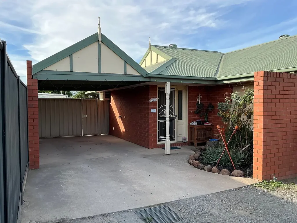 2 bedroom unit in excellent location