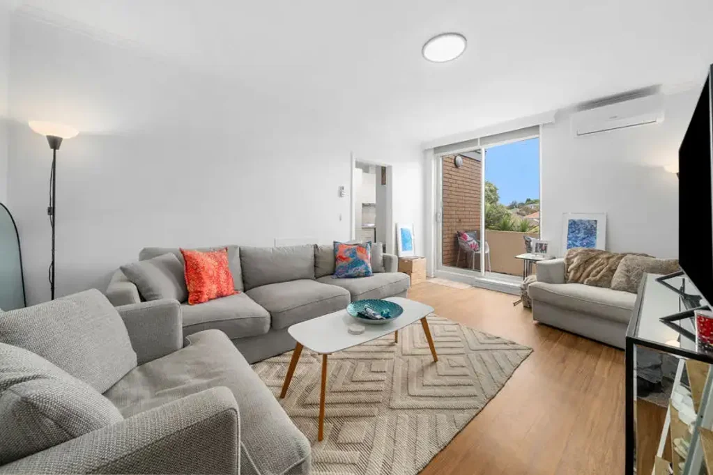 Pascoe Vale South 2房 光线明亮 2卧公寓 Strathmore划片 已翻新浴室 现代厨房 宽敞客厅 产权含车棚 邻里友好 设施齐全 Perfect Entry Level Buying!