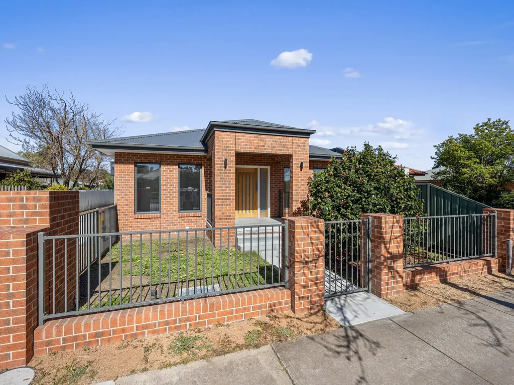 Euroa 2कमरा Master Built - Contemporary Architect Design - Quality 2br Brick Veneer Unit - 16.5 Squares With Garage - Short Walk  to Local Shopping