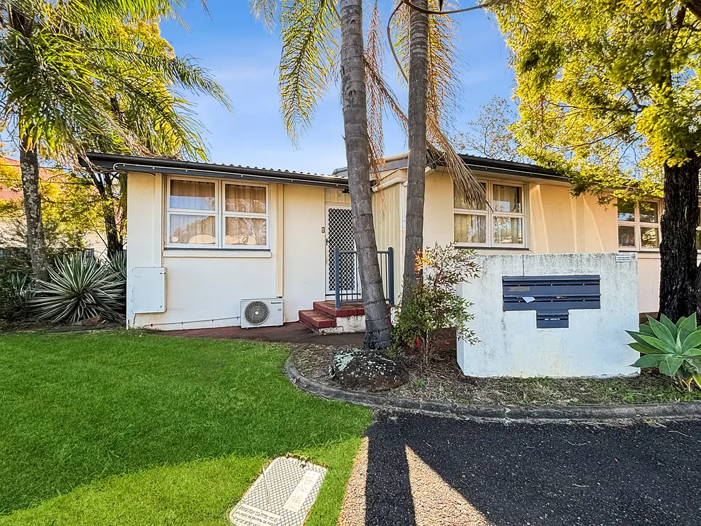 North Ipswich 2房 低维护住宅 硬木地板 实用布局 两卧带柜 全屋空调 开放式厨餐区 独立洗衣房 私人露台 优越位置 无忧投资 LOW MAINTENANCE LIVING WITH CHARACTER & CONVENIENCE
