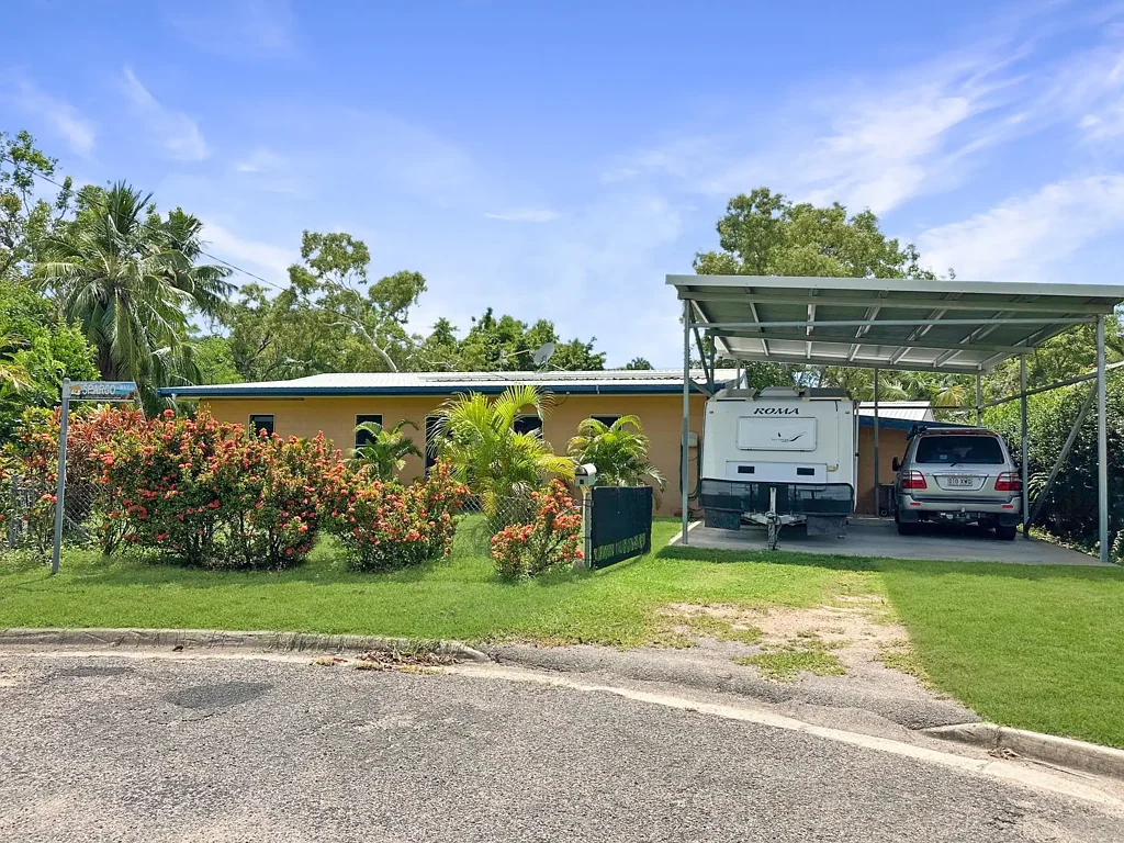 Nelly Bay 3Moenga Close to beach, shops & school in quiet court