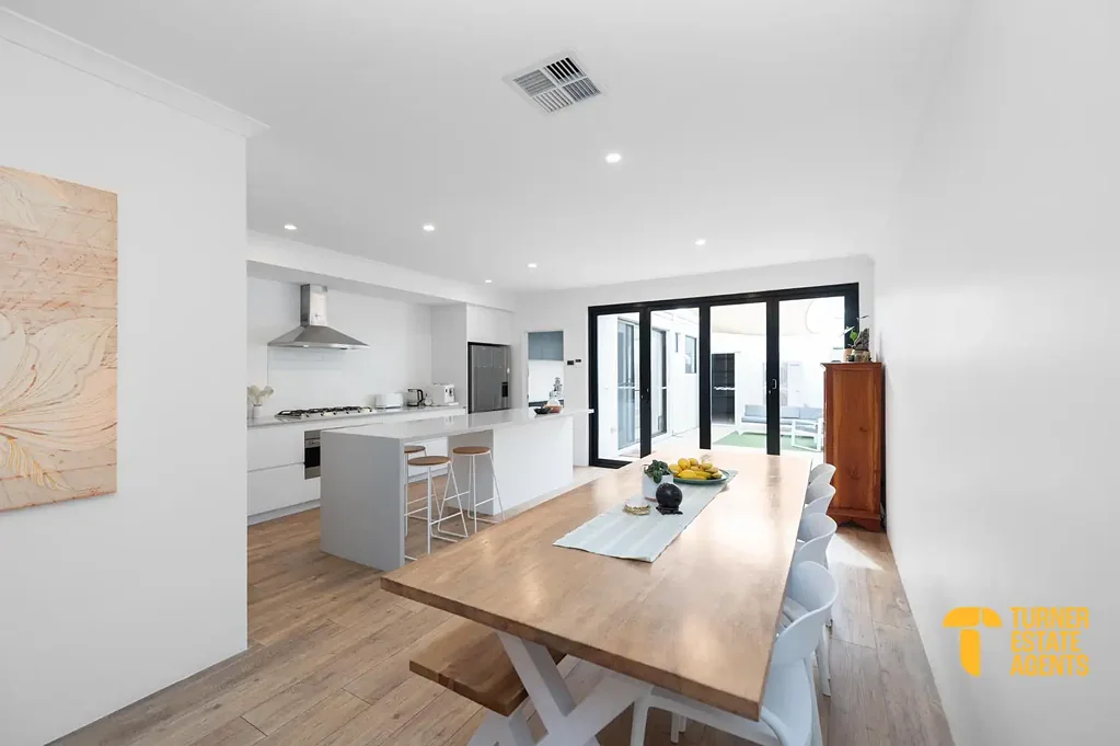 Cockburn Central 4બેડરૂમ Modern Living, Light-Filled Spaces & Leafy Views